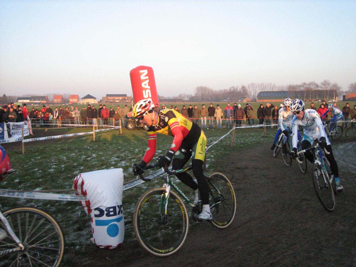 azencross-cv-sm-nys on stybar wheel with pauwels wellens and vervecken behind.jpg